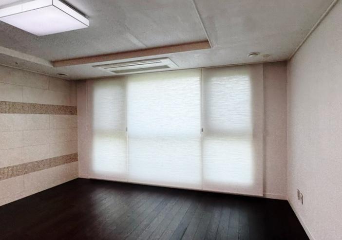 포근한 커튼으로 아늑함을 더한 드레스룸 공간