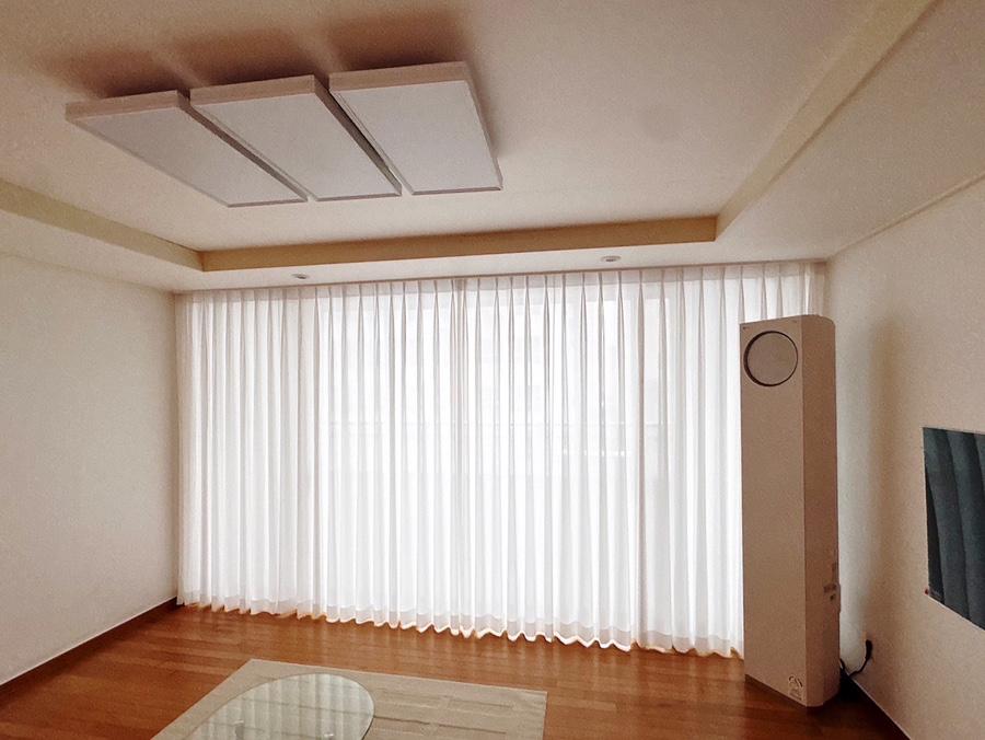 두툼한 밀도감이 느껴지는 커튼의 질감