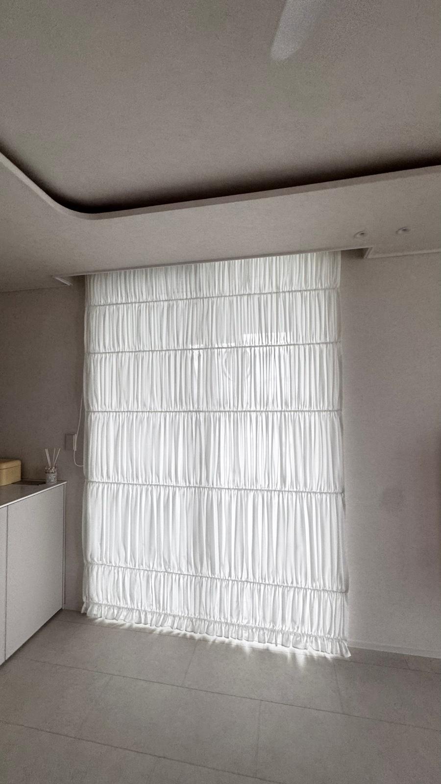 회색 벽면과 바닥재가 깔린 아늑한 안방