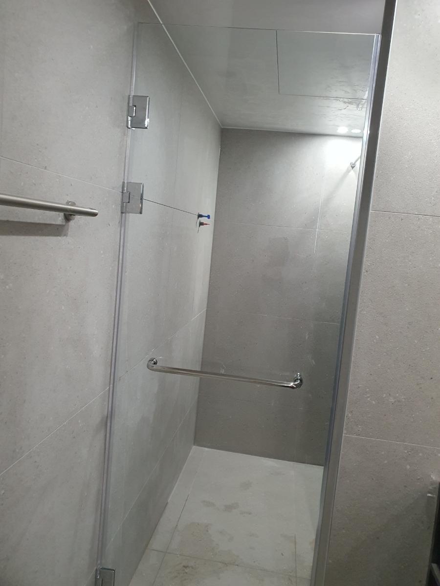 프레임 없이 투명하게 완성된 외도어형 샤워부스