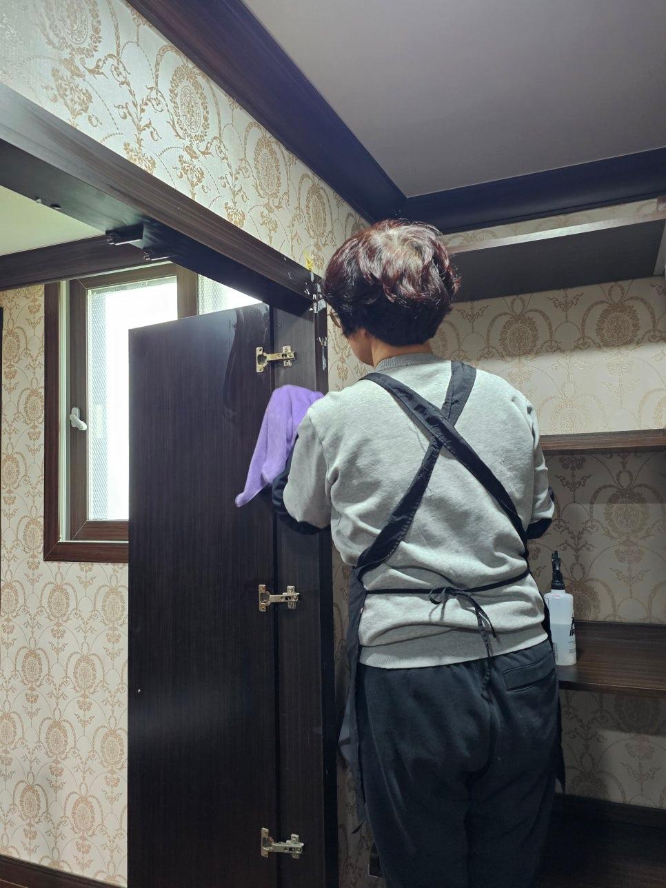 어두운 우드톤 도어 주변의 시공 과정