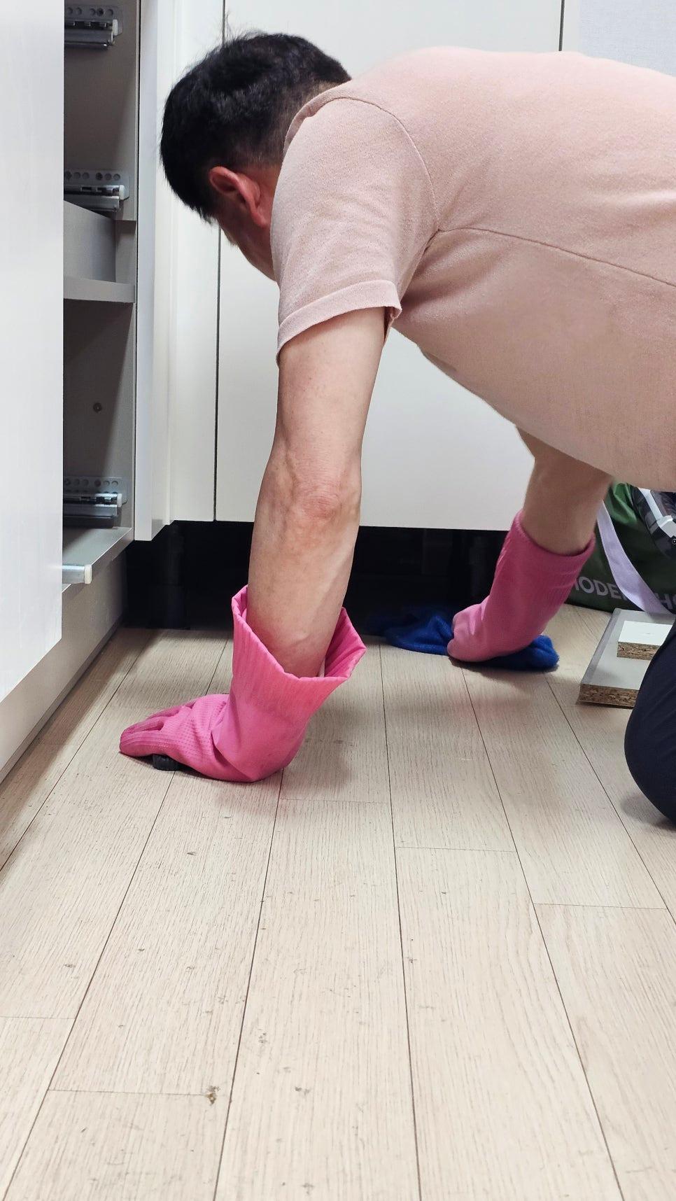 흰색 수납장이 깔끔하게 정리된 주방 공간