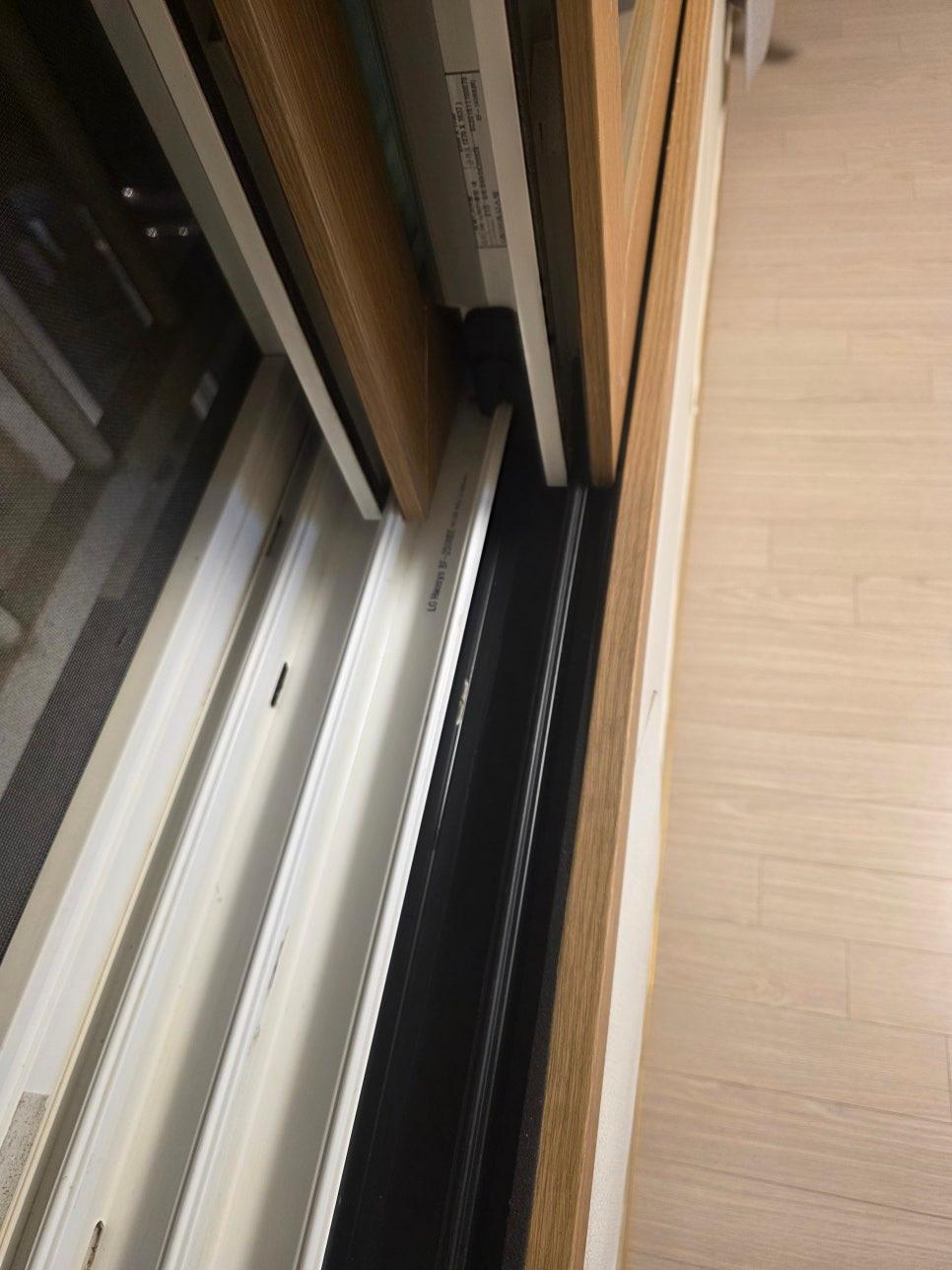맑게 빛나는 샤워부스와 화장실 타일