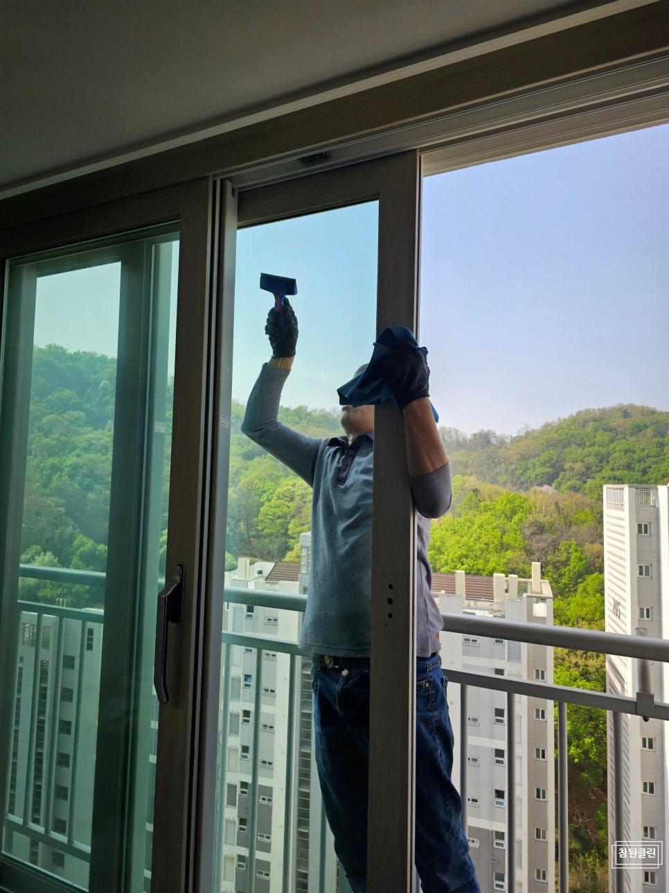 꼼꼼한 손길이 필요한 주방 내부 모습