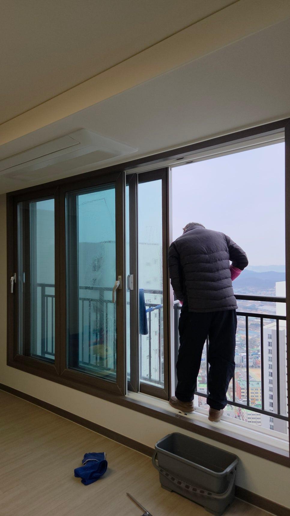 외창의 먼지를 닦아내기 위한 정성스러운 작업 과정