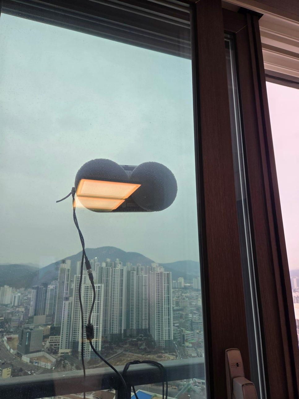 청소 후 조금씩 선명해지는 창밖 풍경