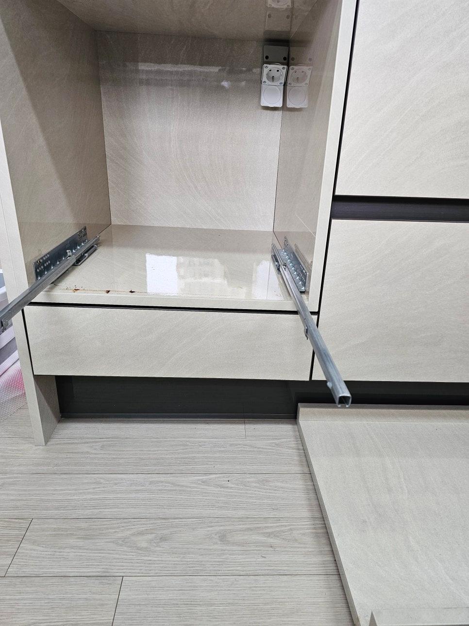 수납장 내부 레일과 소켓 주변 먼지 제거