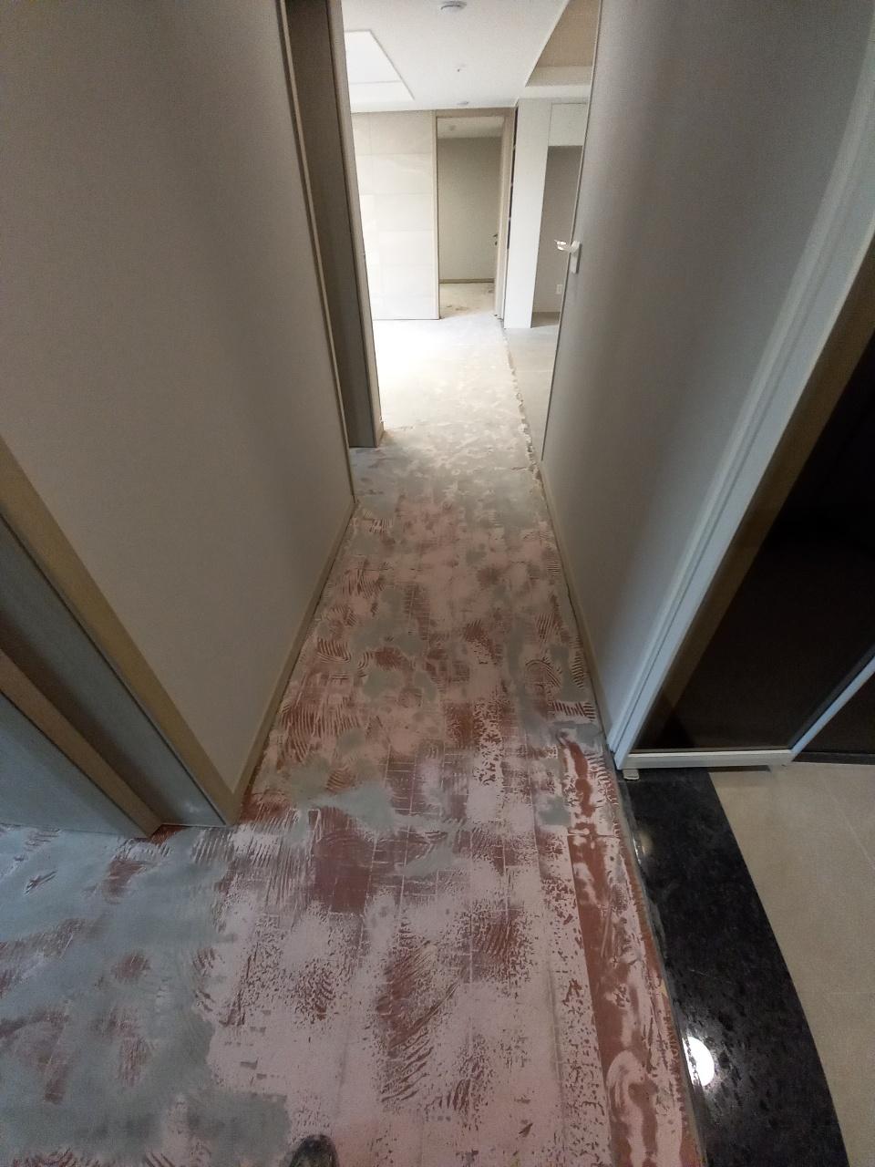 벽면 테두리를 따라 마루가 제거된 복도 바닥