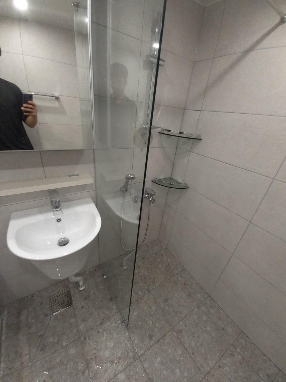 세면대와 샤워 설비가 배치된 모습