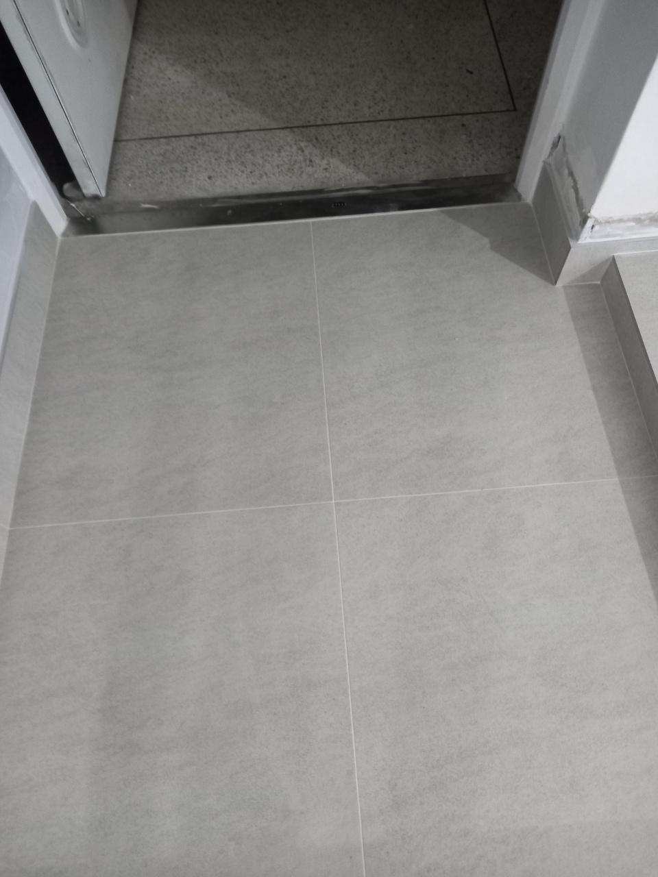 문틀과 바닥 타일 사이의 접합부