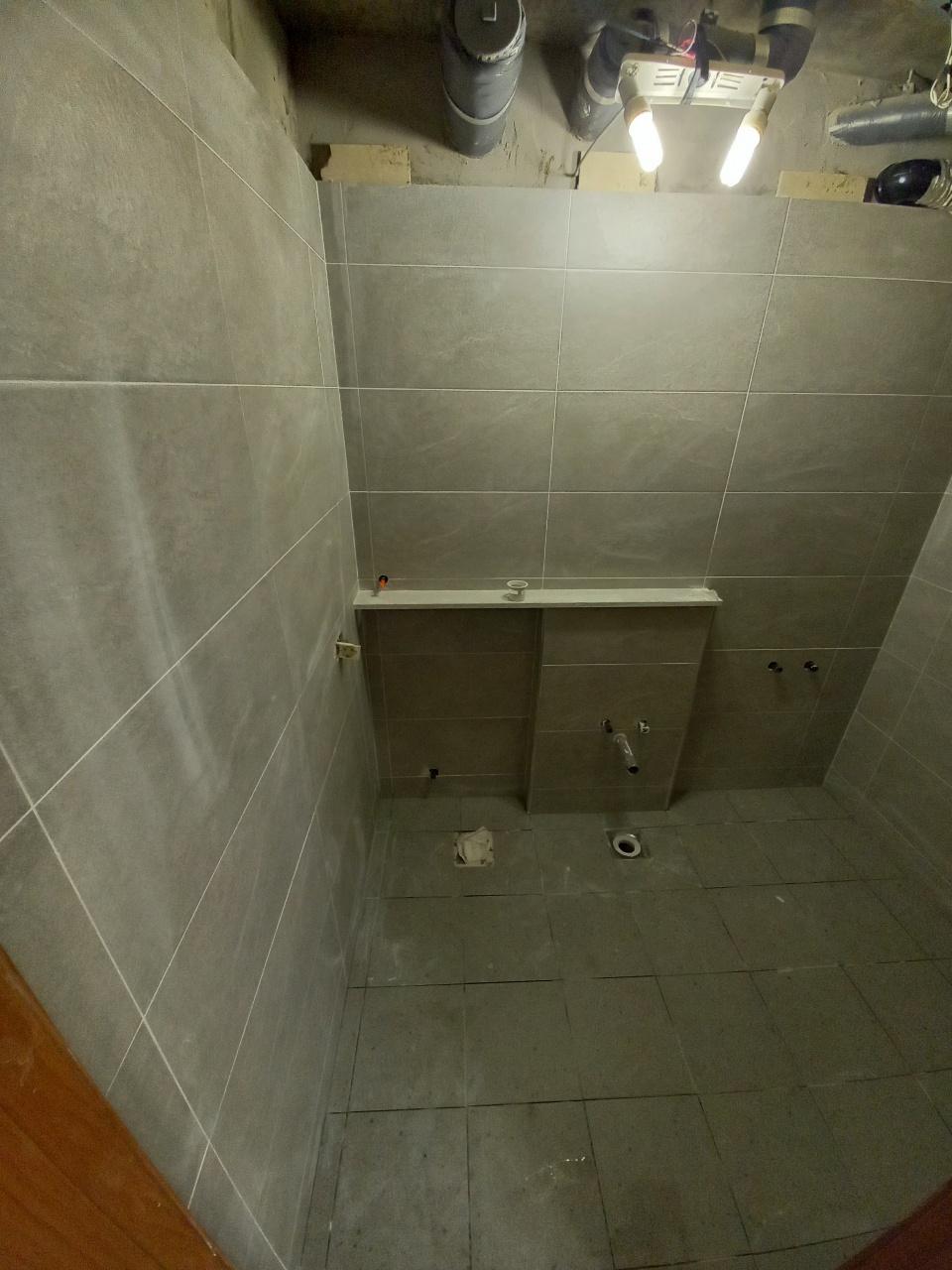 줄눈 간격을 맞추며 진행 중인 벽 타일 작업