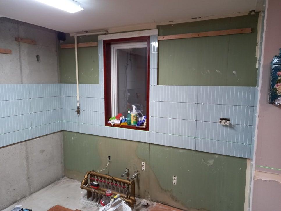 전기 소켓과 수도관이 노출된 벽면의 시공 상태