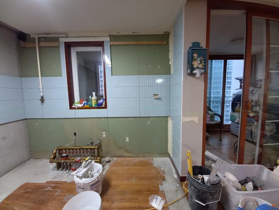 벽면 타일의 간격을 맞추는 세밀한 작업 과정