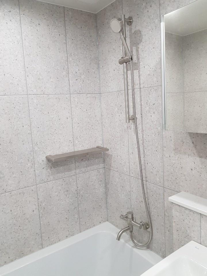 욕조와 세면대가 함께 보이는 욕실 전경