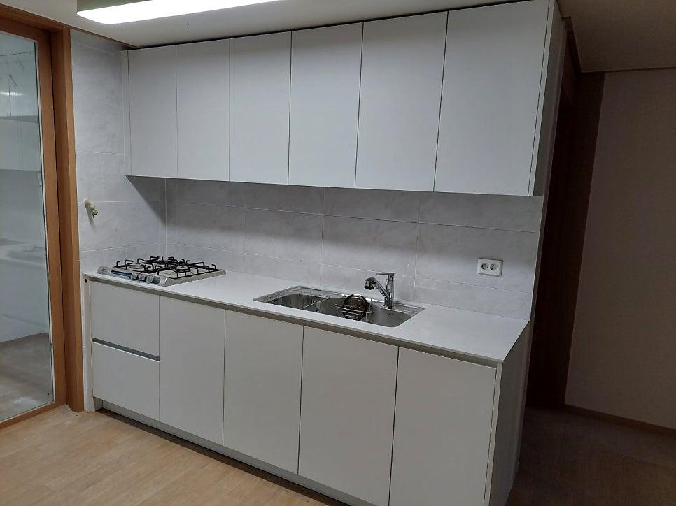 흰색 가구와 톤을 맞춘 주방 벽면 타일 덧방 모습