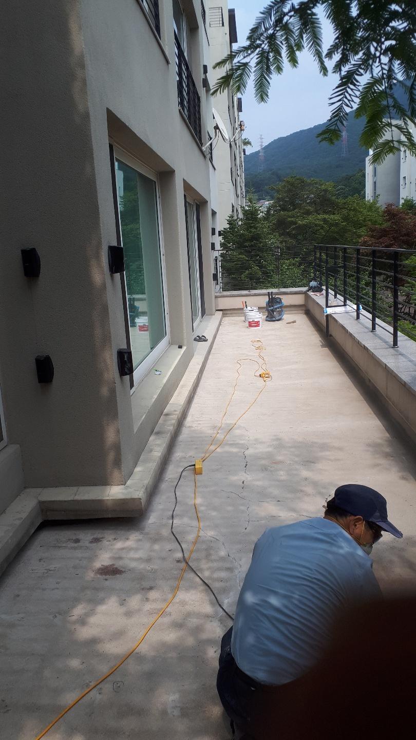 콘크리트 바닥과 검은색 난간이 있는 발코니