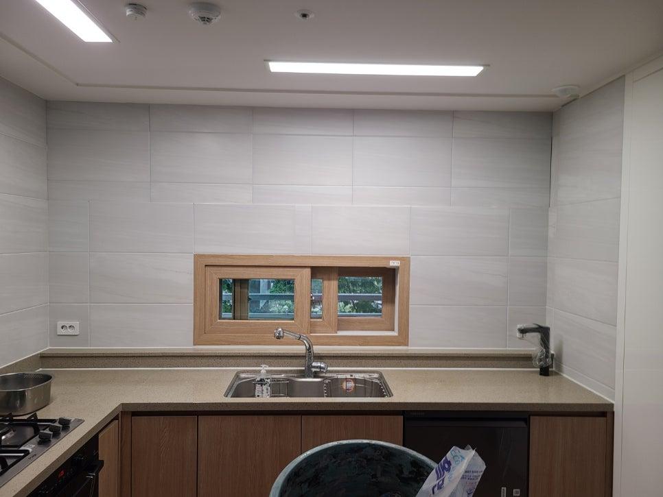 회색 타일과 베이지색 상판이 배치된 공간