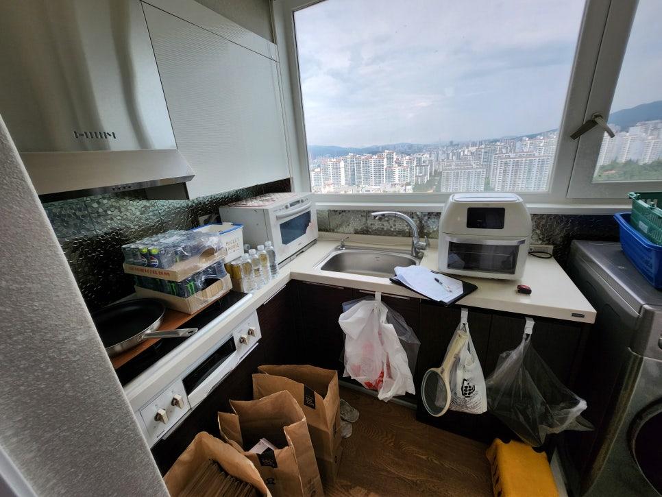 흰색 상판과 가구들이 배치된 보조 주방 시공 중 모습