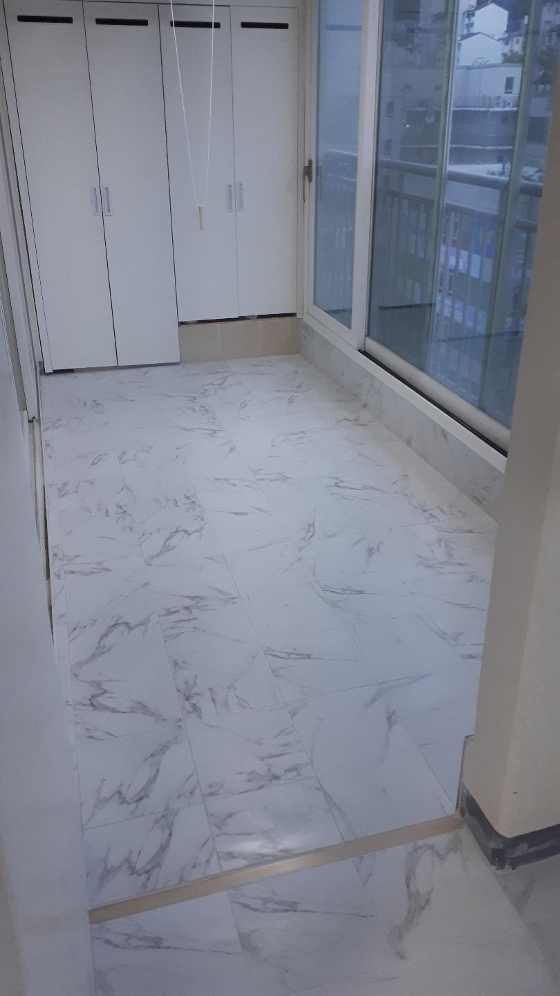 비앙코 타일로 마감된 밝은 발코니