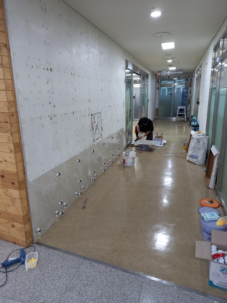 정밀한 작업을 위해 준비된 수공구와 소품들