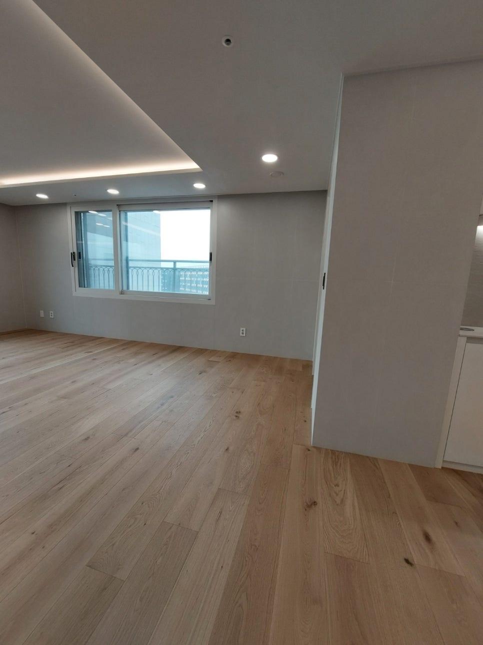 창문 하단 우드톤 바닥과 벽 타일의 경계