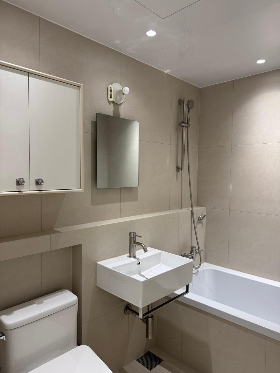 졸리컷 공법으로 매끈하게 마감된 타일 모서리