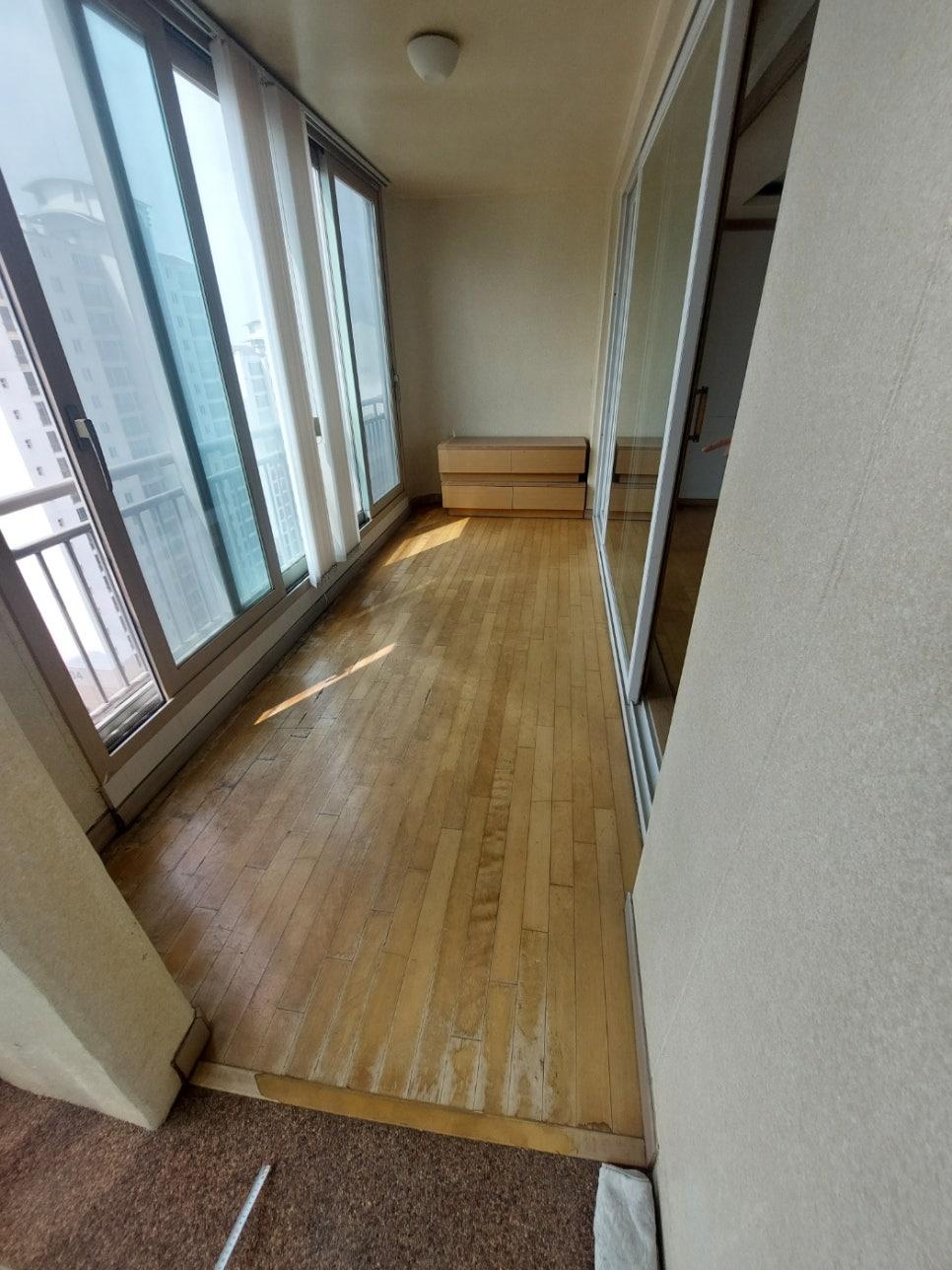 목재 바닥과 벽면이 보이는 발코니 시공 과정