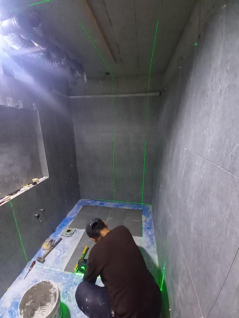 바닥에 놓인 수공구와 소형 도구들