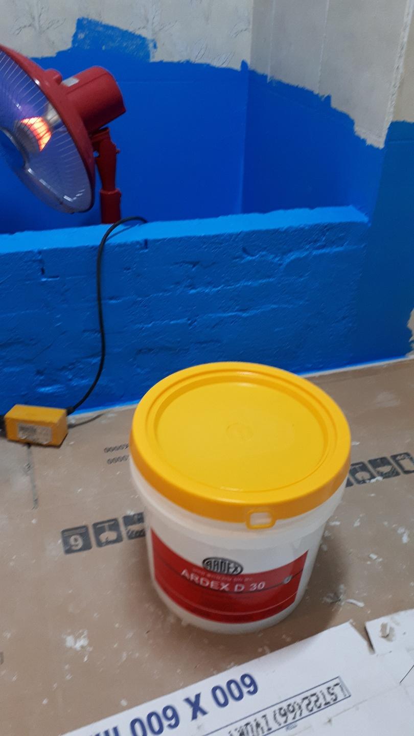 ARDEX D 30 용기와 600 X 600 보드가 놓인 작업 공간