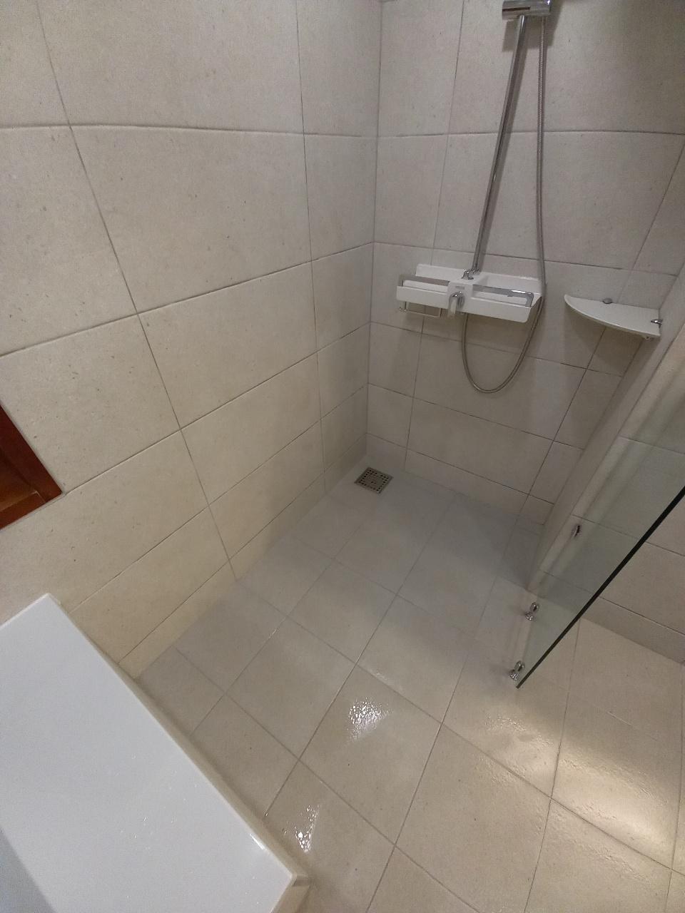 샤워 설비가 설치된 벽면 근접샷