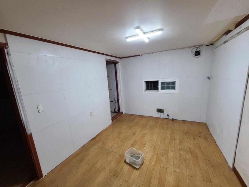 갈색 목재 테두리와 흰 벽면이 보이는 실내 공간