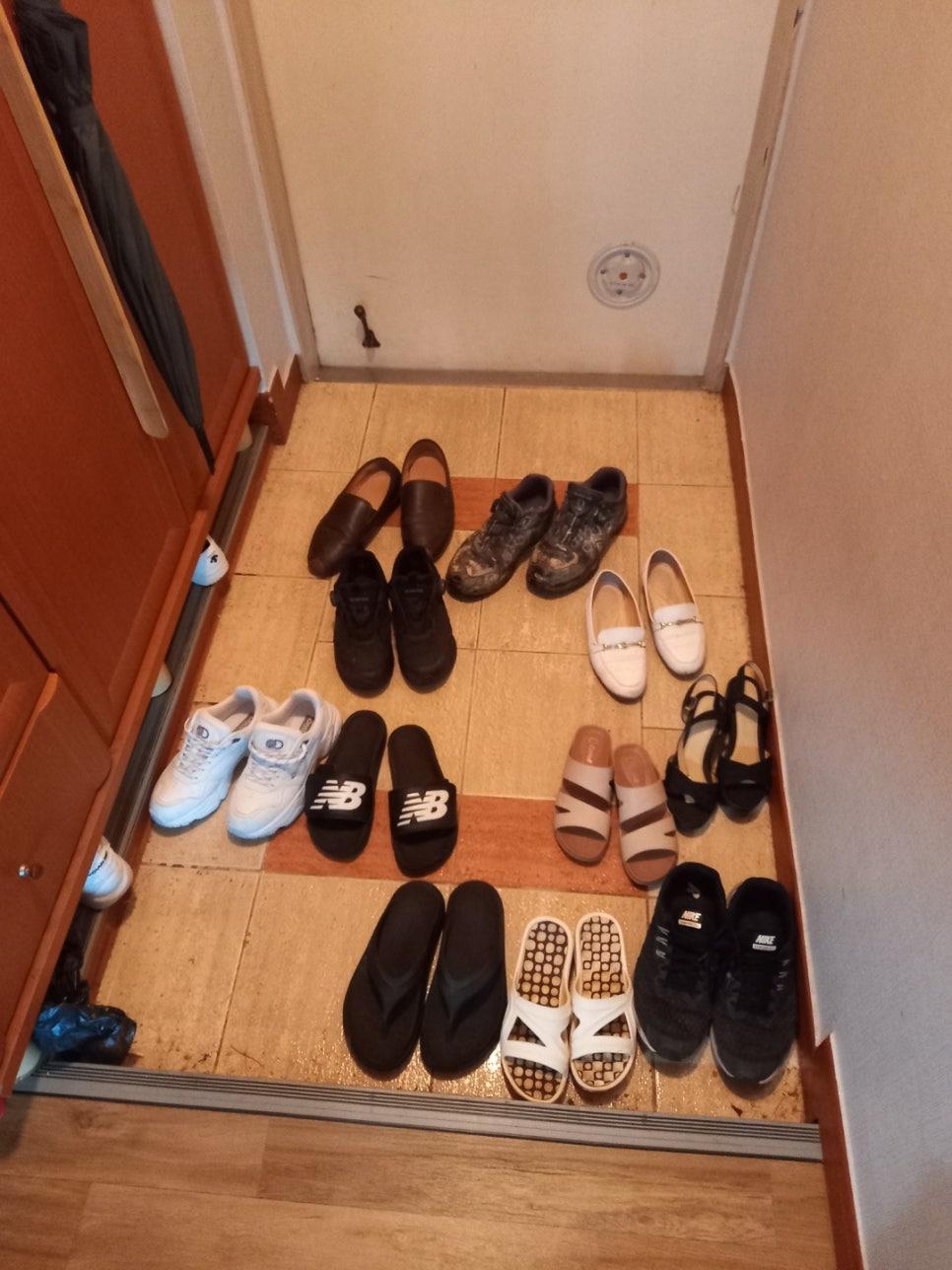 타일 교체 전 신발이 놓인 현관 바닥