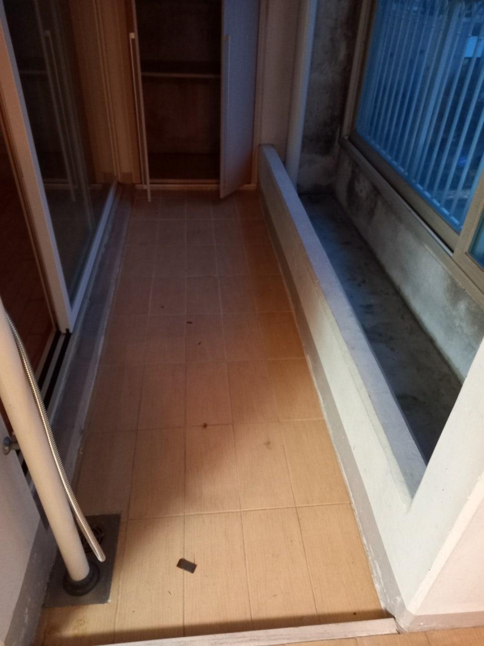 바닥 타일 시공 전의 베란다 공간