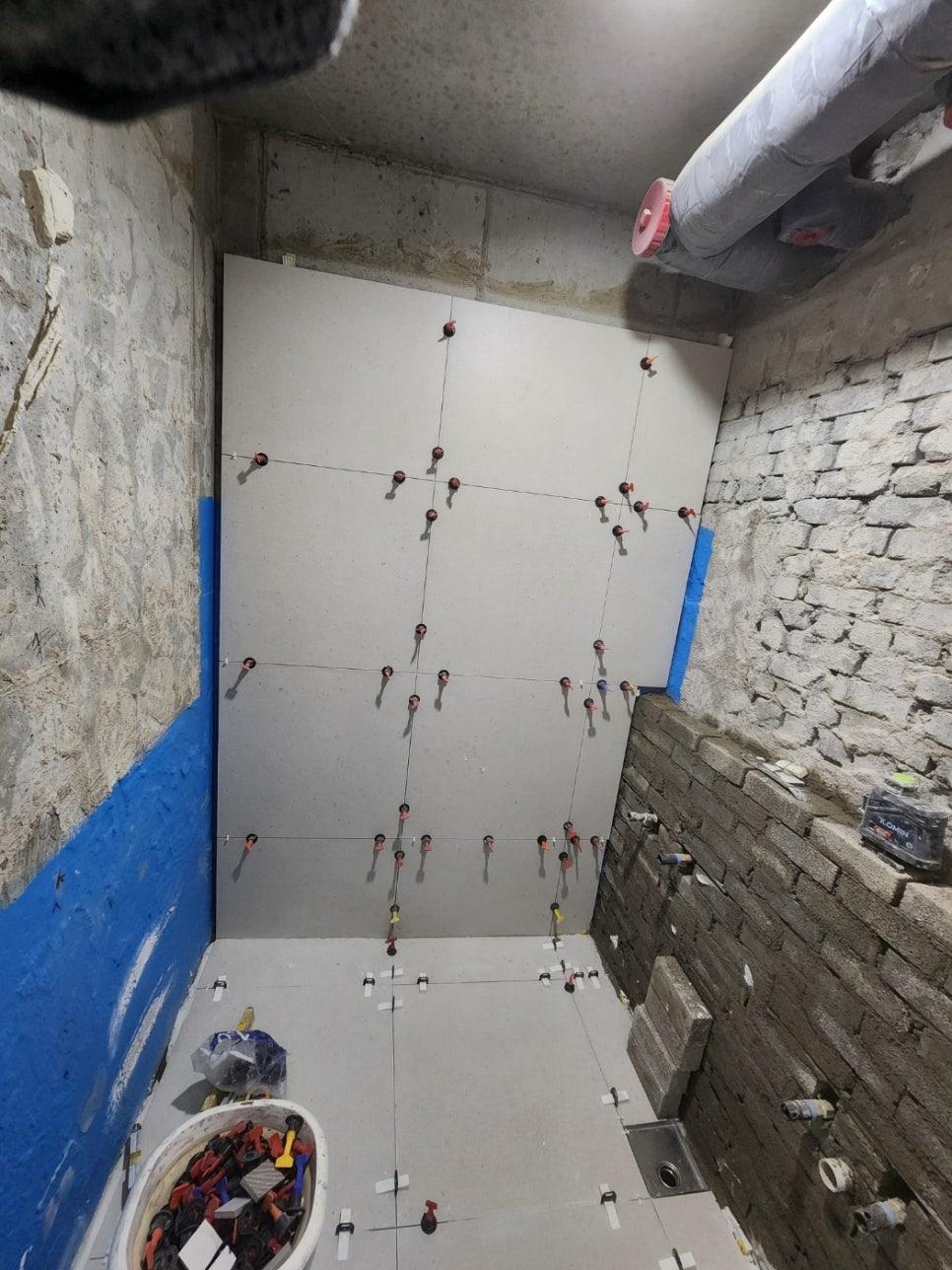 수동 접합 클램프로 벽면의 위치를 고정하는 모습