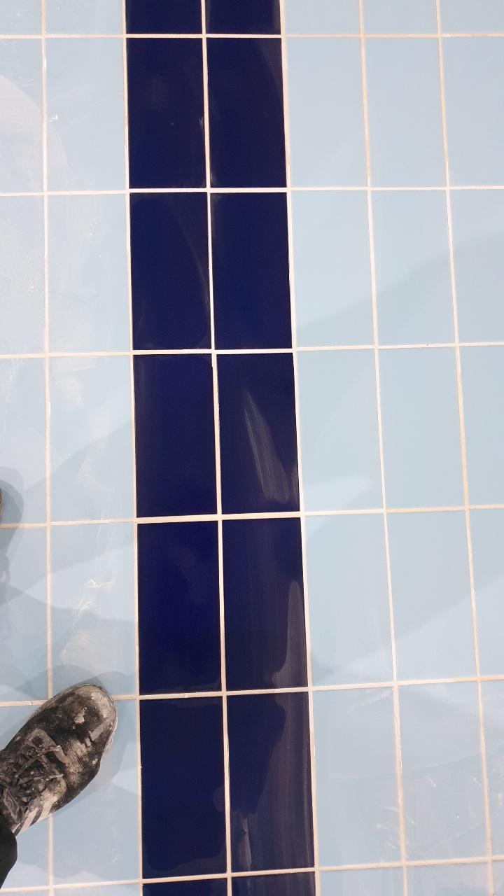 블루와 라이트 블루 타일이 교차하는 바닥면