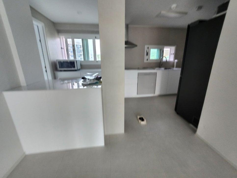 졸리컷 마감의 포세린 타일이 적용된 화이트 톤 주방