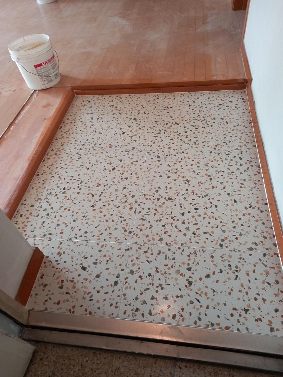 바닥 타일과 목재 바닥의 경계 시공 모습