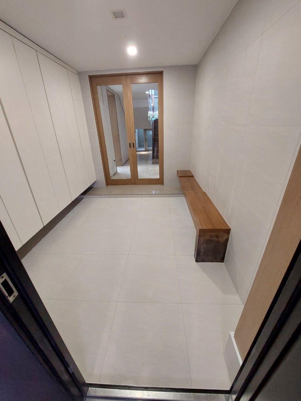 나무 프레임 유리문과 흰색 수납장의 배치