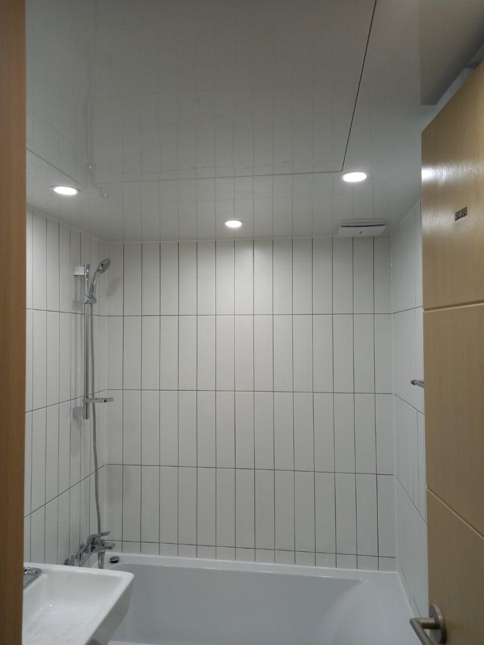 매립등과 세면대가 설치된 욕실 전경