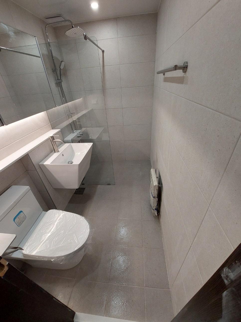 세면대와 양변기가 배치된 안방 욕실 과정