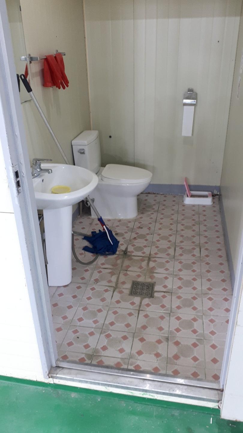 세면대와 양변기가 배치된 화장실 전경