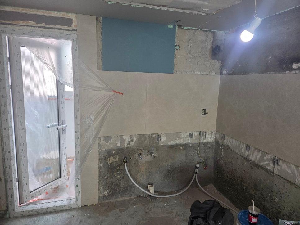 전선과 파이프가 노출된 창호 주변 벽체 철거면