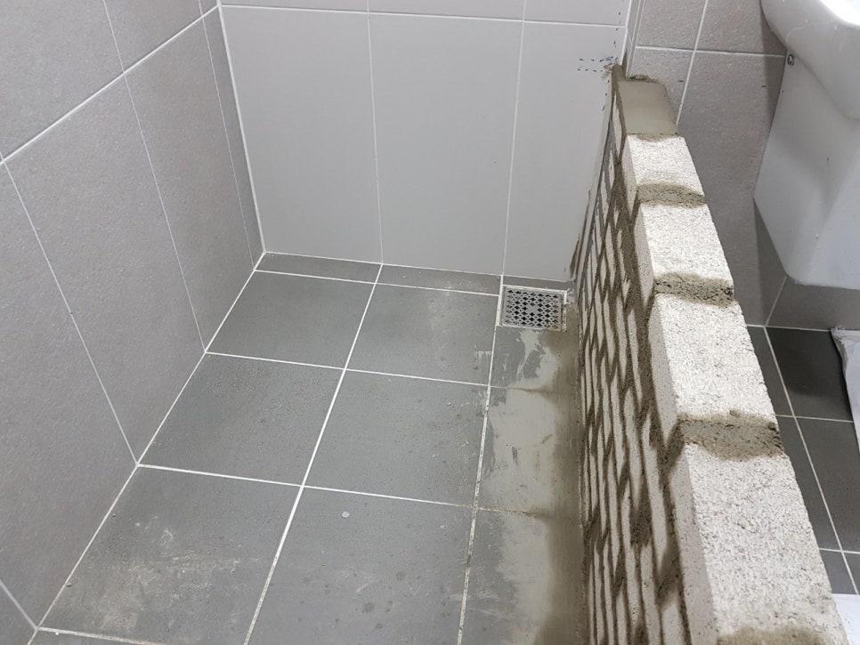 양변기가 위치한 바닥 근접 모습