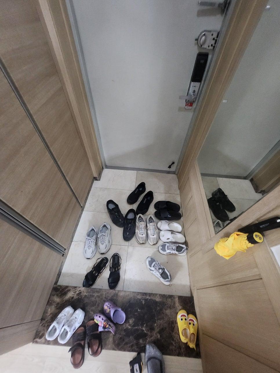 우드톤 붙박이장이 있는 현관