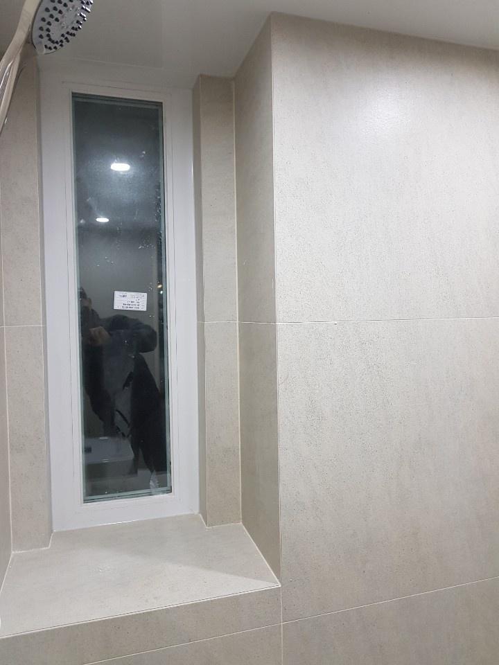 샤워 설비 주변의 포세린 타일 시공 상태