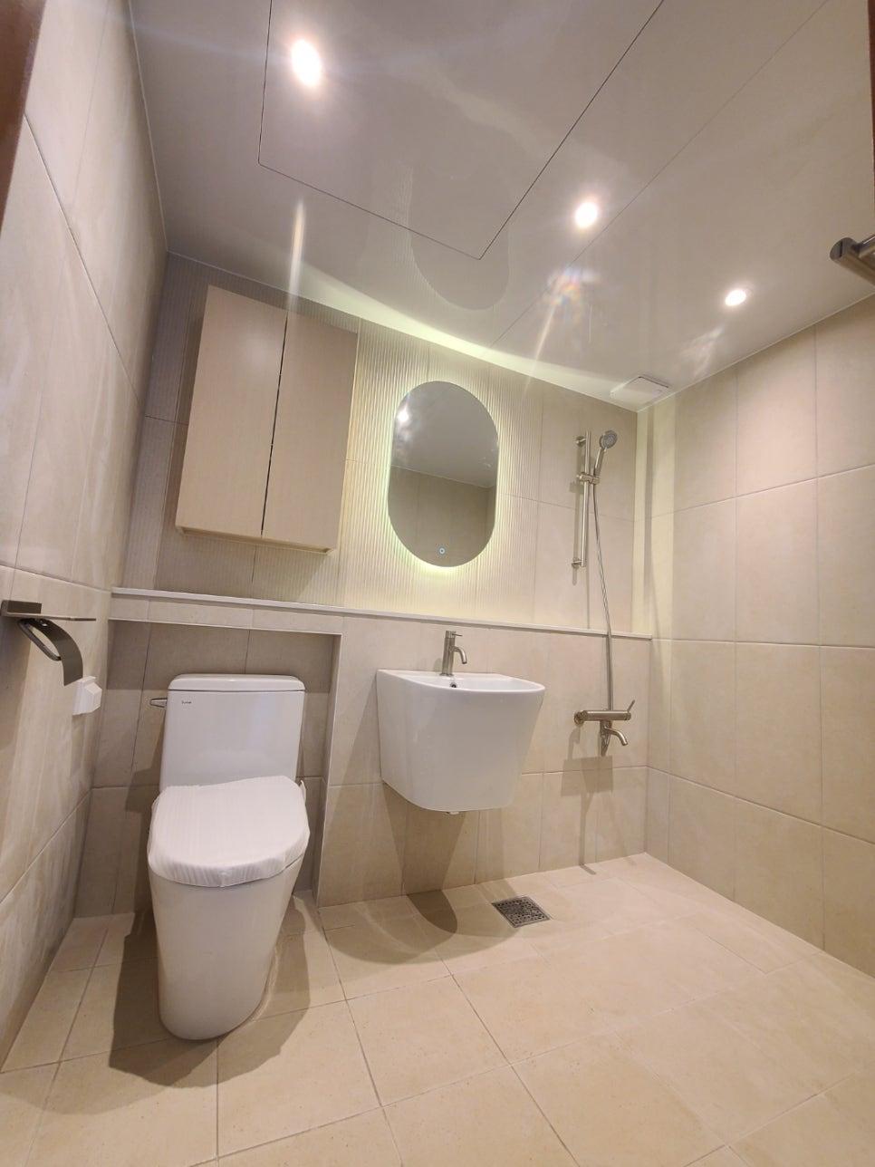 매립등 3개와 원형 거울이 설치된 모습