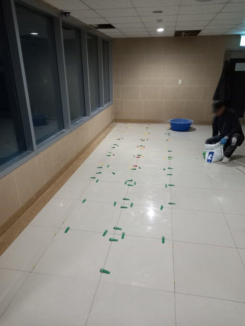 창문과 벽돌 벽면 사이의 작업 도구와 바닥 상태