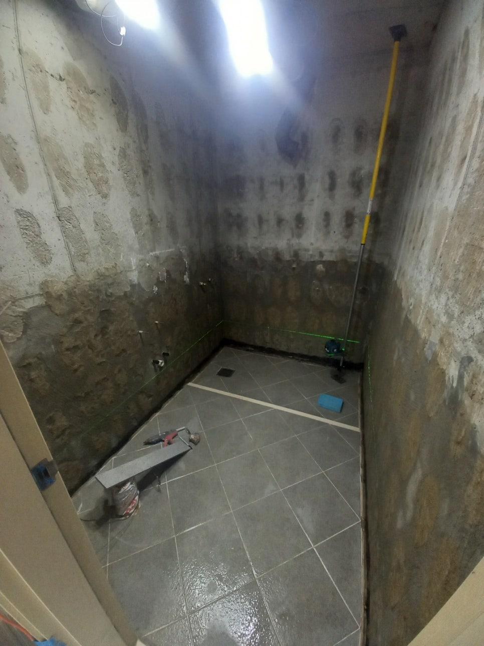바닥에 놓인 수공구와 병