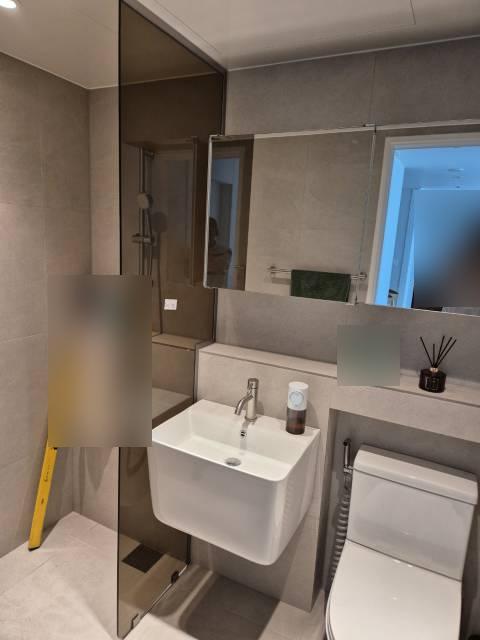 회색 타일로 통일감을 준 모던한 분위기의 욕실