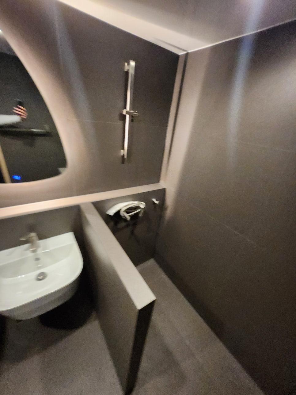 타일을 한 장씩 정성스럽게 붙여가는 과정